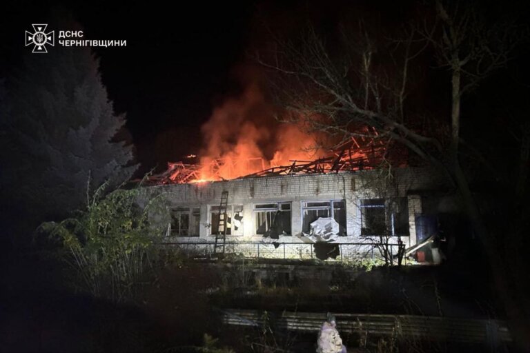 Російські удари БпЛА на Чернігівщині, надзвичайники врятували жінку