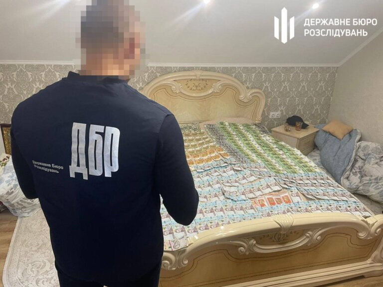 Працівник ТЦК на Закарпатті допомагав призовникам тікати з центру комплектування за 3-5 тис. доларів, – ДБР