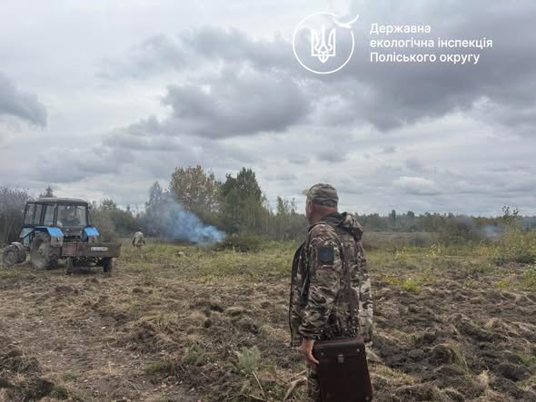 Екоінспектори Поліського округу, які працюють у Пункті екологічного контролю, запобігають спалюванню сухої рослинності на Житомирщині та виявляють порушників