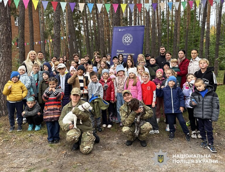 У Житомирі поліцейські організували тематичний захід для дітей за участю собак-терапевтів