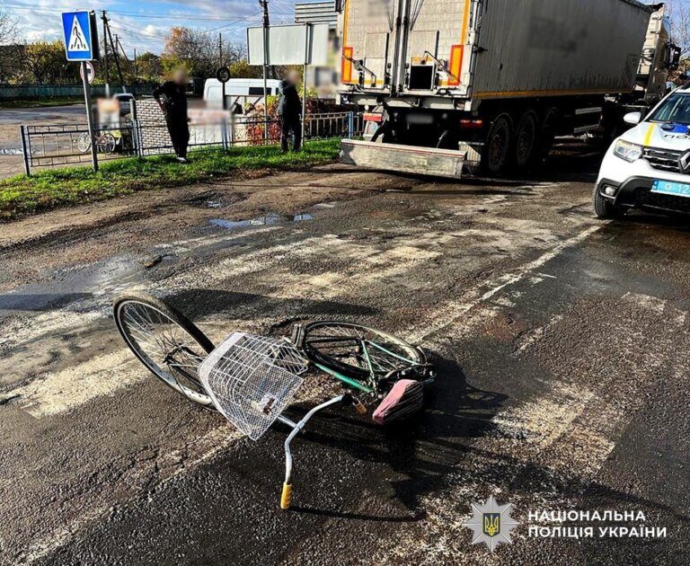 Поліцейські встановлюють обставини ДТП з травмуванням велосипедистки в Ружині