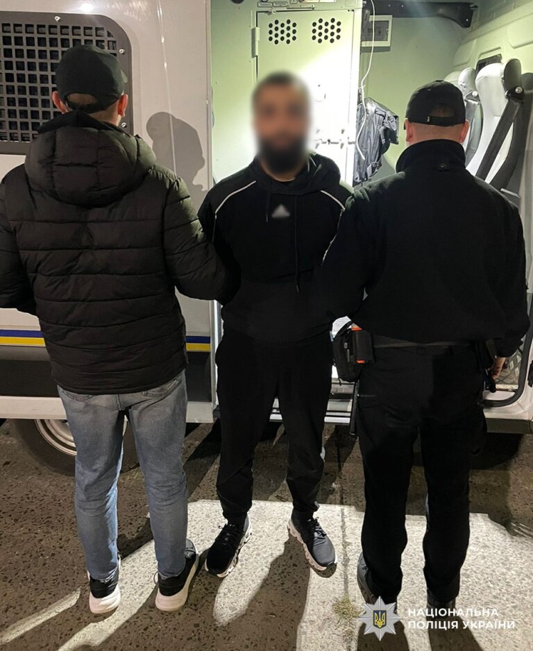 Житомирські поліцейські спільно з іноземними колегами екстрадували з Німеччини підозрюваного у розбійному нападі на інкасаторів