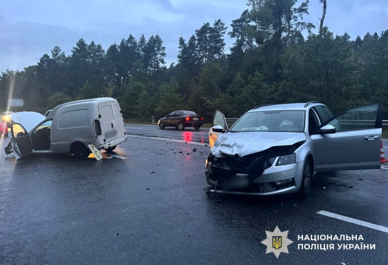 У Житомирі в ДТП травмовано водія легковика: поліцейські встановлюють обставини