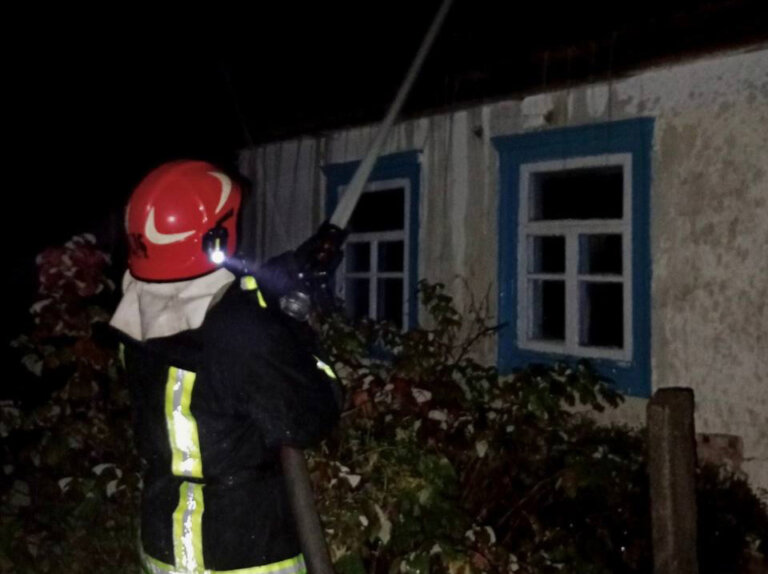 Рятувальники ліквідували пожежу у приватній оселі та врятували наляканого котика