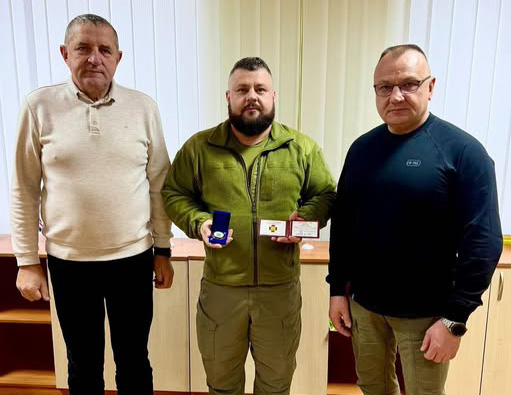 Театр абсурду: Сергій Гринчук отримав нагороду від Вижницької РДА – Почесну відзнаку «За заслуги перед Вижниччиною»