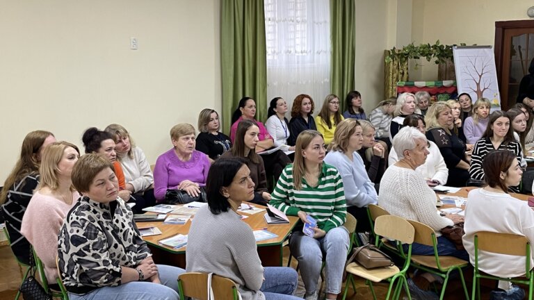 Розлад спектру аутизму – це група нейророзвиткових порушень, що впливають на соціальну взаємодію, комунікацію та поведінку, і зазвичай проявляються в ранньому дитинстві