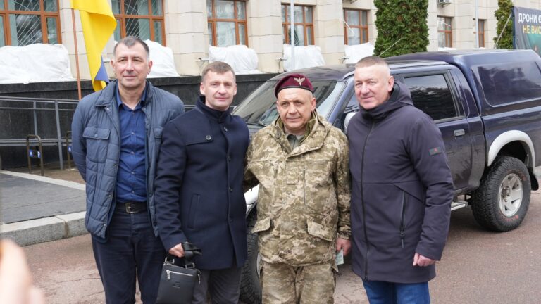 Віталій Бунечко разом з депутатами Житомирської обласної ради передали авто військовому