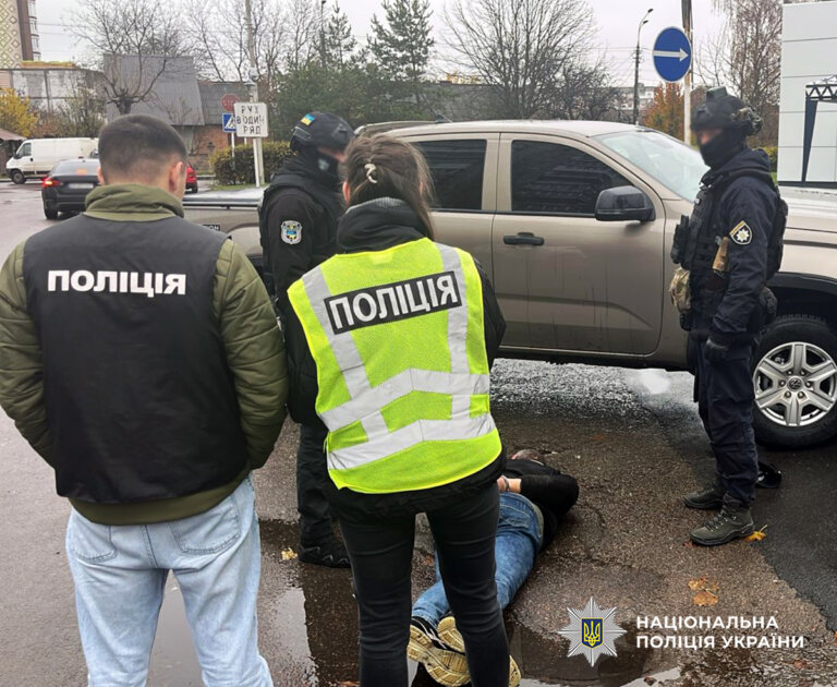 «Схема втечі» за 10 000 доларів: на Житомирщині поліцейські викрили організатора незаконного переправлення військовозобов’язаних за кордон