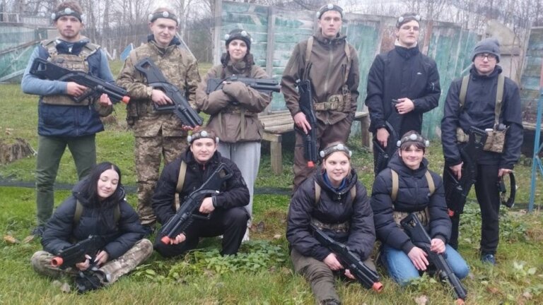 Стрільба із пневматичної зброї та евакуація поранених — студенти університету Житомира відпрацювали ази нацспротиву