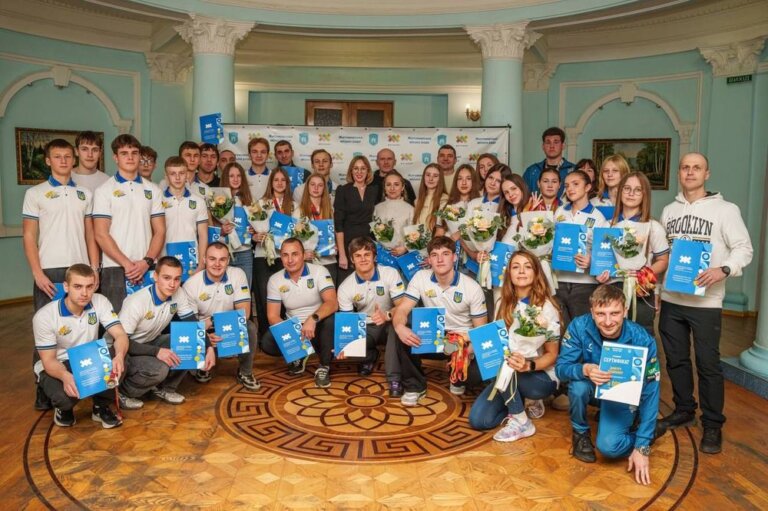 Відзначили переможців та призерів міжнародних змагань та їхніх тренерів