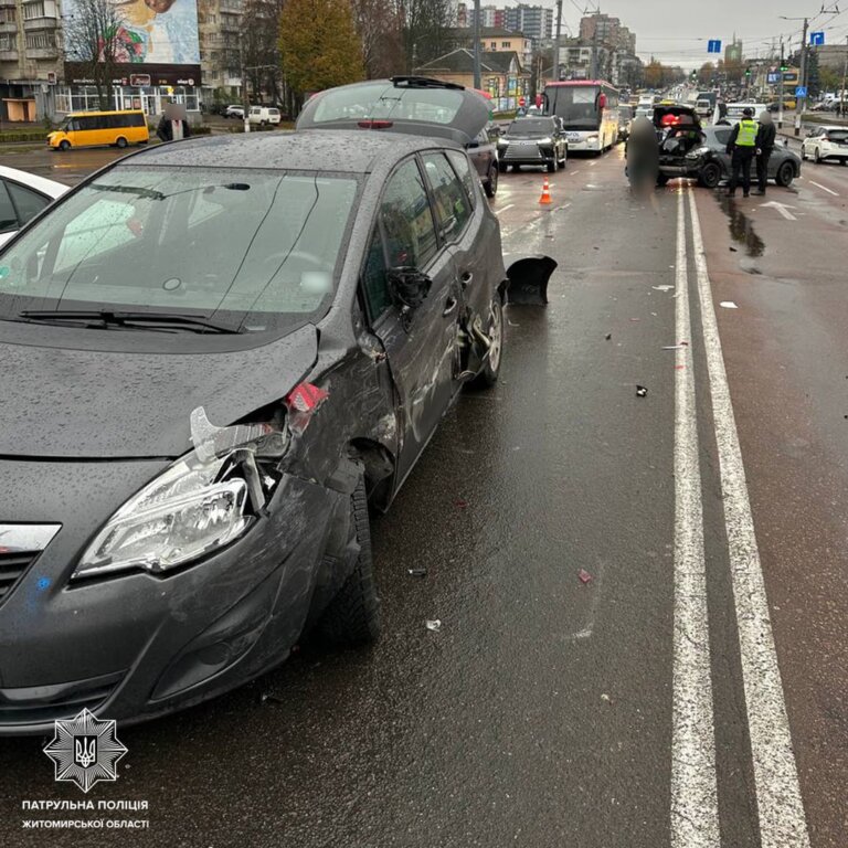 Подробиці автопригоди без потерпілих на Київському мосту