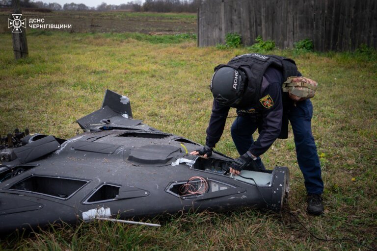 На Чернігівщині сапери ДСНС знешкодили бойові частини російських безпілотників, що впали на відкриту територію у Корюківському районі та не здетонували