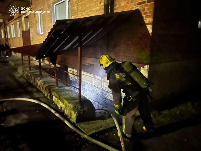 У Звягелі рятувальники ліквідували загоряння в багатоповерхівці