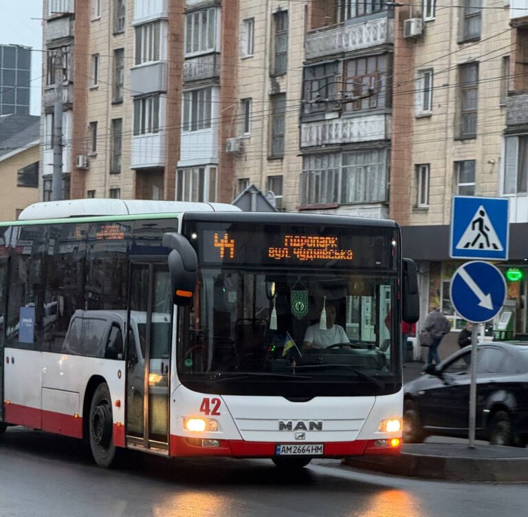 Відсьогодні всі перевізники на міських автобусних маршрутах починають працювати за новими договорами