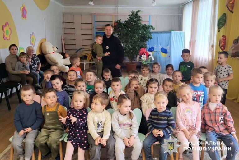 «Щоб бути помітним – засвітись!»: на Житомирщині поліцейські навчали дітей безпеки на дорозі