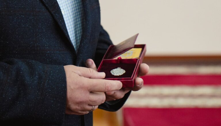 На початку 28-ї сесії обласної ради відзначили державними нагородами жителів Житомирщини