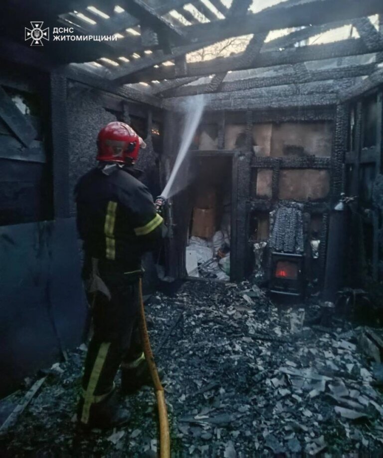 Рятувальники ліквідували пожежу в приватному гаражі