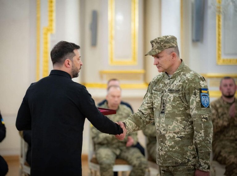 Президент України вручив «Золоту Зірку» Героя України полковнику Олександру Довгачу