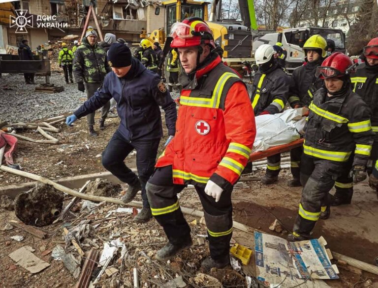 В Україні немає безпечних місць: У Тернополі 25 загиблих, в тому числі 3 дітей, внаслідок російського обстрілу міста