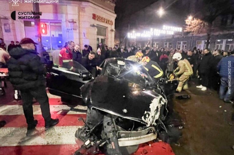 В лікарні померла ще одна 17-річна пасажирка авто, водій якого ввечері 9 листопада зіткнувся з будівлею біля вулиці Михайлівської у Житомирі