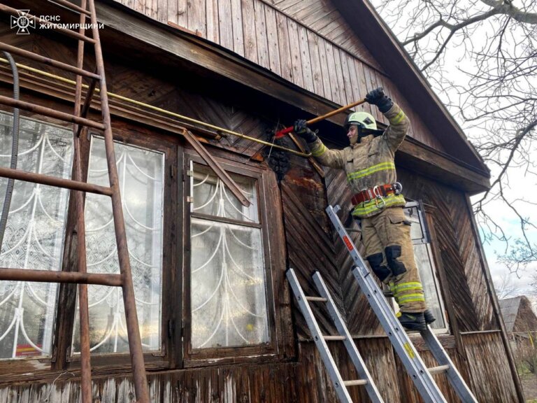 У Коростені фахівці ДСНС врятували дерев’яну оселю від знищення вогнем