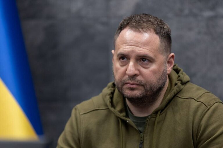 Голова ОП Єрмак йде у відставку, повідомив президент України Володимир Зеленський