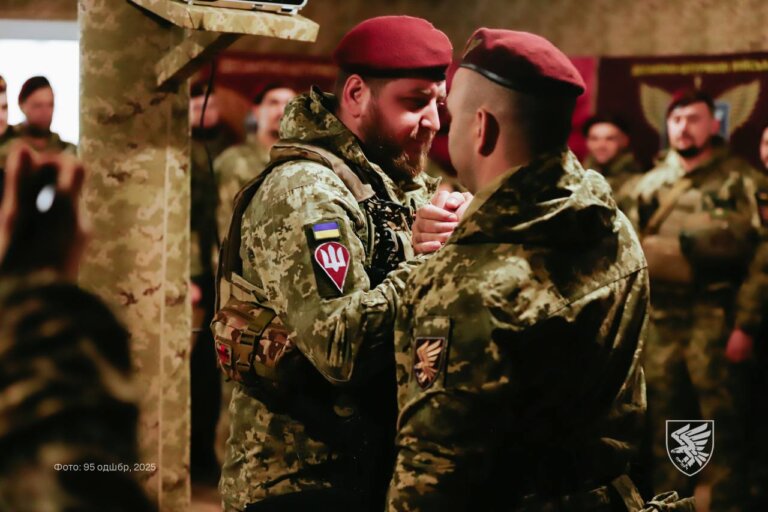 Найкращих сержантів 95 бригади ДШВ нагородив командир бригади полковник Руслан Маришев