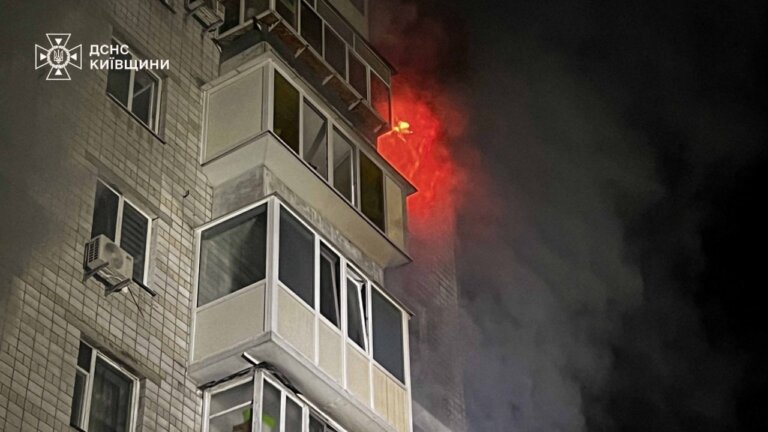 Триває ліквідація пожежі в багатоповерхівці у місті Вишгород!