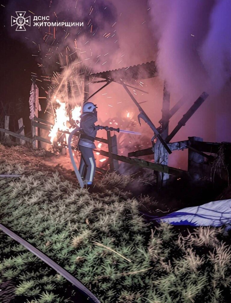 Вчора ввечері вогнеборці ліквідували пожежу в сіннику. Надзвичайна подія сталася в с. Заболоть Житомирського району
