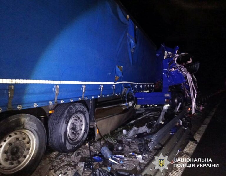 Звягельські поліцейські з’ясовують обставини зіткнення двох вантажівок