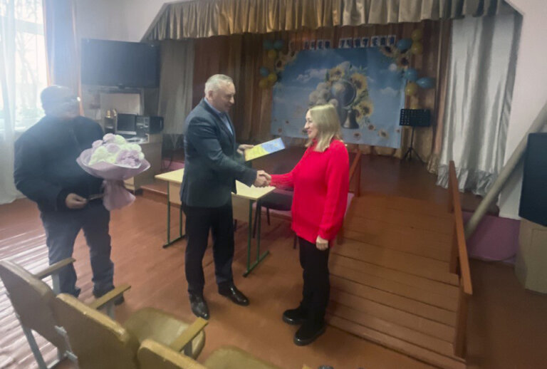 Депутат обласної ради Олександр Чорноморець відвідав Потіївський навчально-реабілітаційний центр та вручив Подяку виховательці закладу