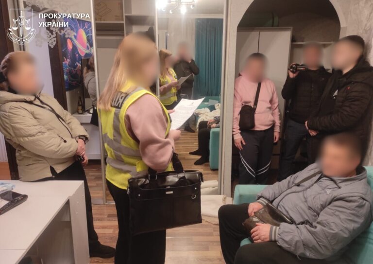 У Житомирі прокурори повідомили про підозру трьом чоловікам у виготовленні та збуті амфетаміну