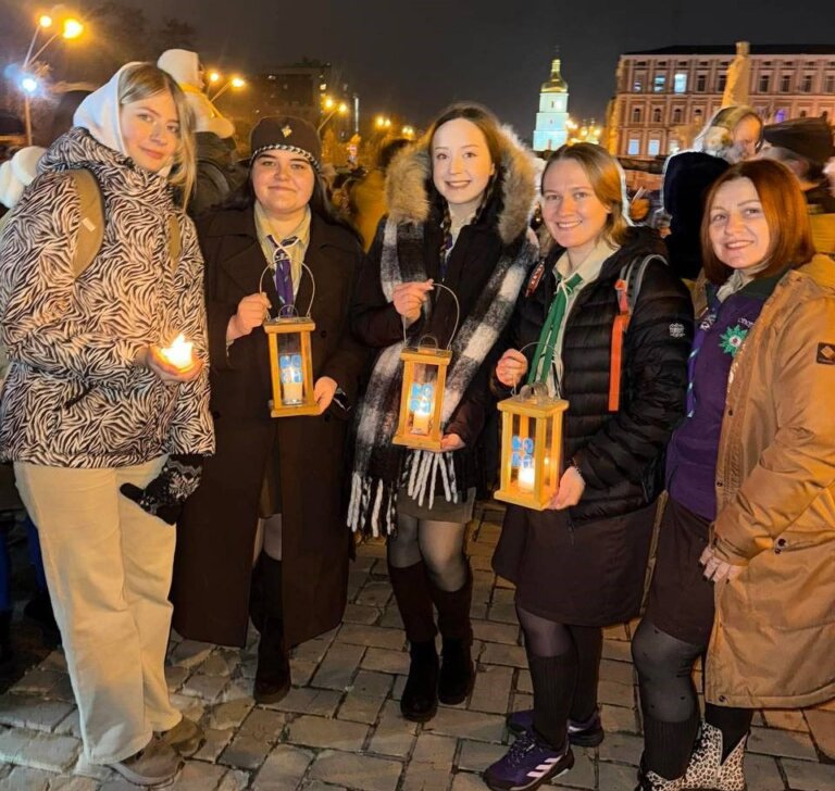 У Житомир пластуни привезли Вифлеємський вогонь Миру