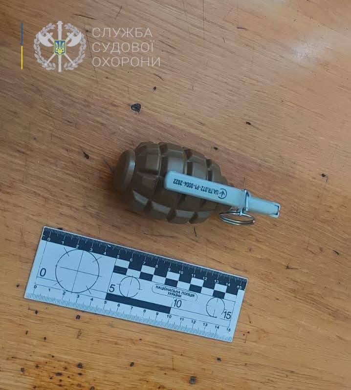 У Житомирському суді зупинили відвідувача з «гранатою»