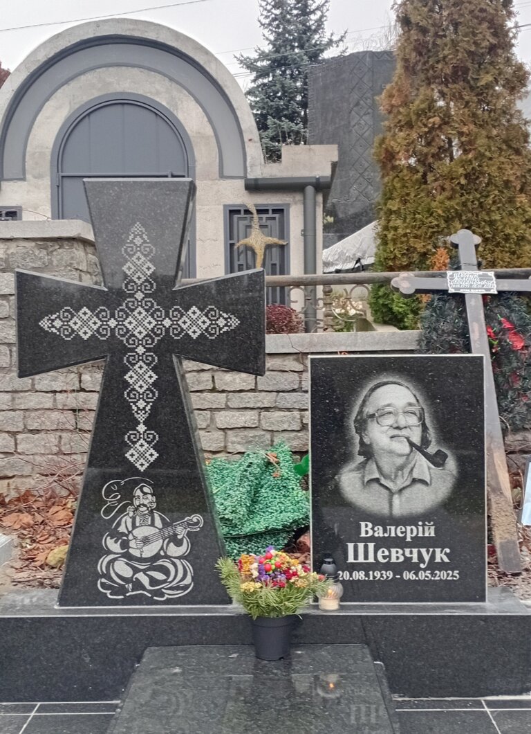На могилі відомого Житомирського письменника Валерія Шевчука з’явився пам’ятник – Козацький хрест