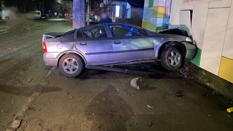 ДТП у середмісті Житомира — нетверезий водій легковика протаранив загорожу та в’їхав у будинок