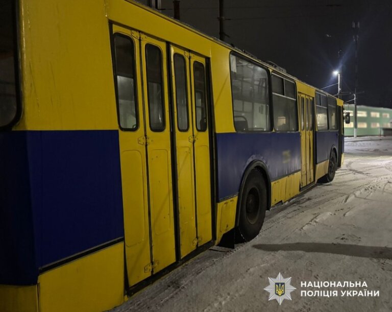 Уразило струмом у тролейбусі: житомирські поліцейські розпочали розслідування