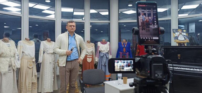 У Житомирі «Дипломатична кухня воєнного часу» від екс-міністра закордонних справ України Дмитра Кулеби здобула небачену популярність