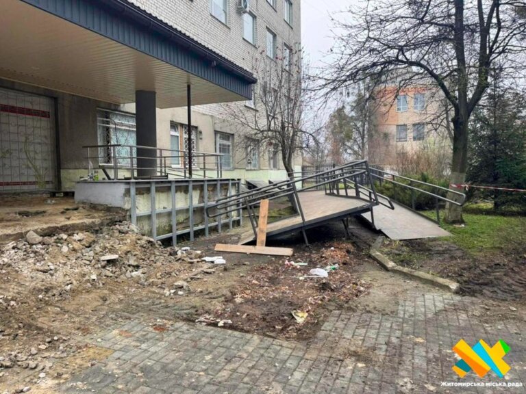 У Житомирі триває реконструкція частини приміщень та вхідної групи поліклініки № 2 КП «Лікарня № 1» Житомирської міської ради на площі Польовій, 2.