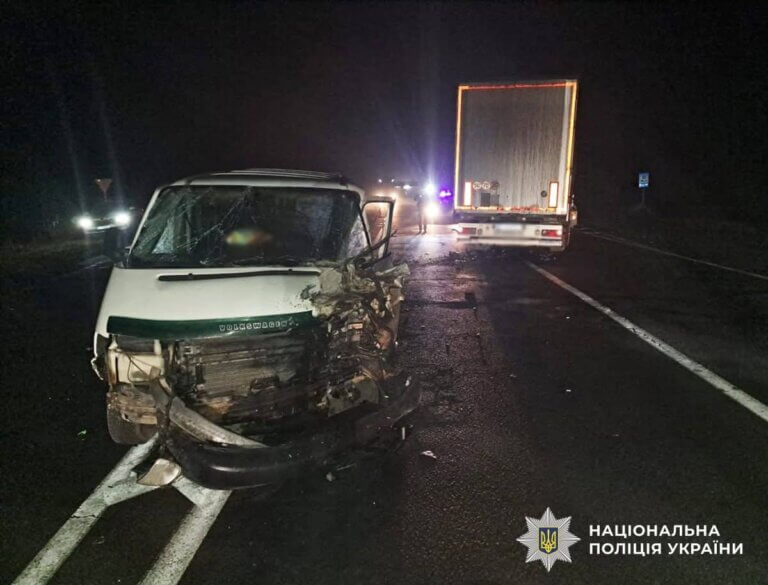 Травми отримав водій мікроавтобуса: бердичівські поліцейські встановлюють обставини ДТП