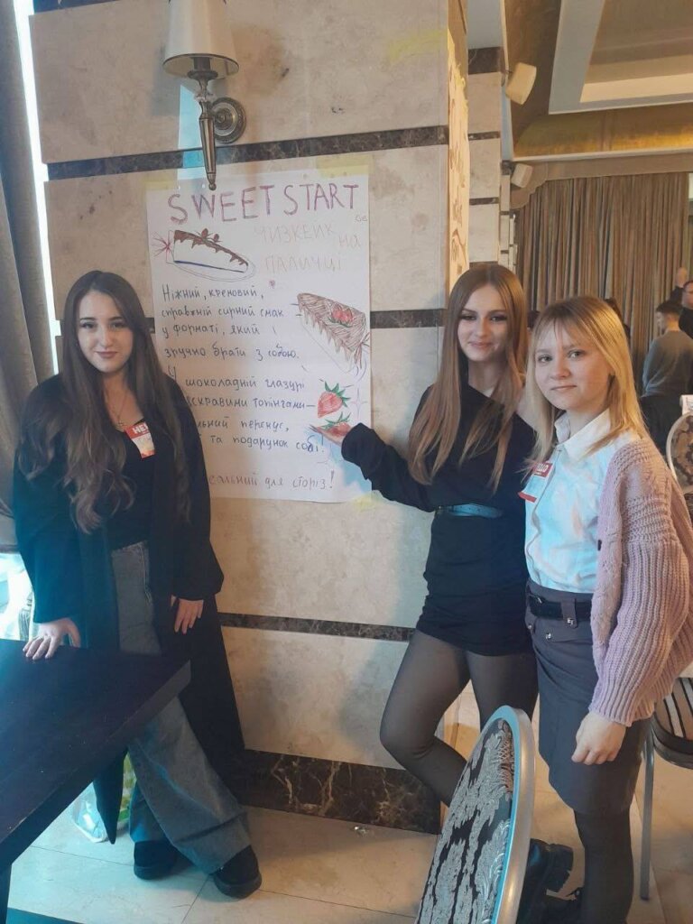 Студентки Професійного коледжу сервісу і дизайну м. Житомира здобули друге місце з ідеєю виготовлення оригінального десерту – чизкейку на паличці