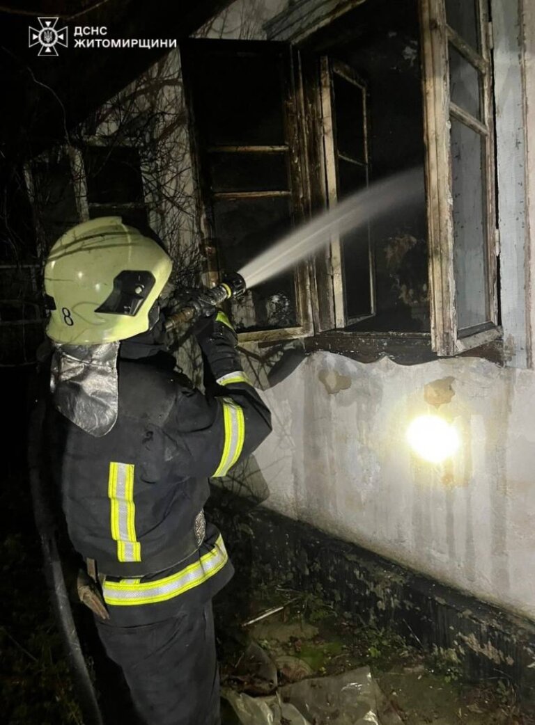 У Коростені під час гасіння пожежі рятувальники виявила тіла двох людей