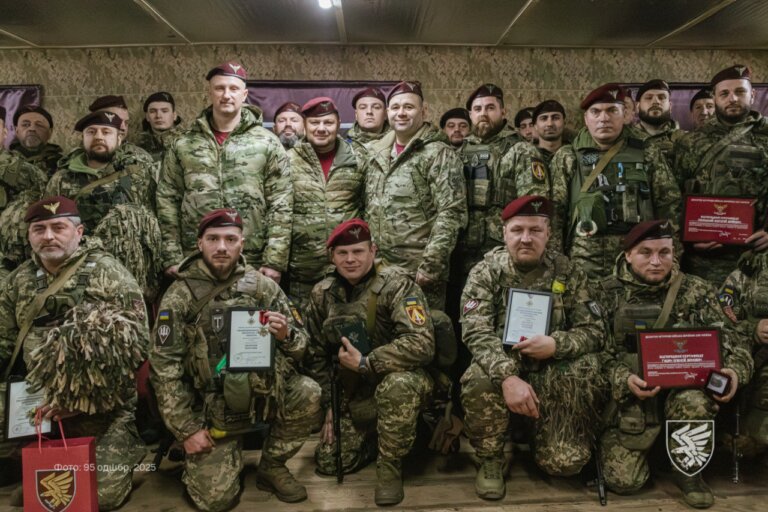 За зразкове виконання військового обов’язку та незламну волю в боях проти російського окупанта найкращі воїни 95 бригади ДШВ отримали державні нагороди та відомчі відзнаки