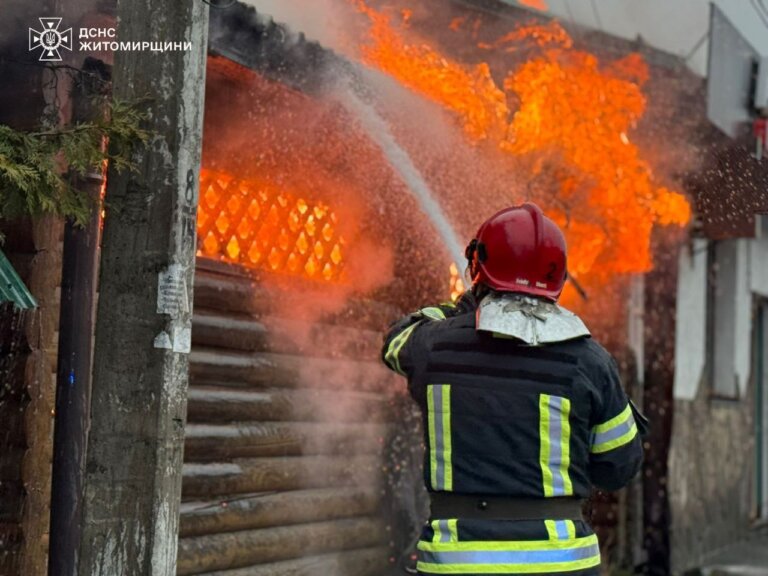 Житомир: ліквідовано пожежу в комплексі, де розташовані кафе, аптека та магазин
