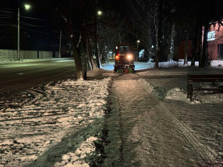 У місті триває протиожеледна обробка та розчищення доріг і тротуарів від снігу