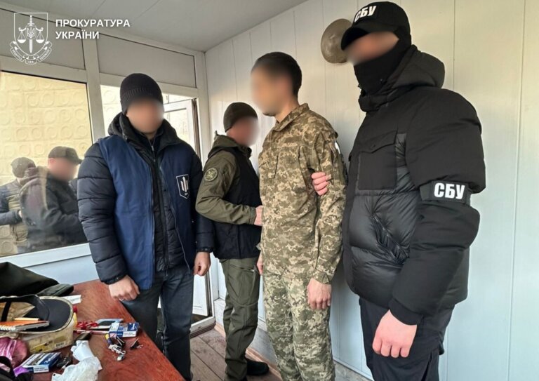 Двоє засуджених, які відбувають покарання у Житомирській установі виконання покарань №8, організували схему постачання та збуту наркотичних і сильнодіючих лікарських засобів серед інших ув’язнених.