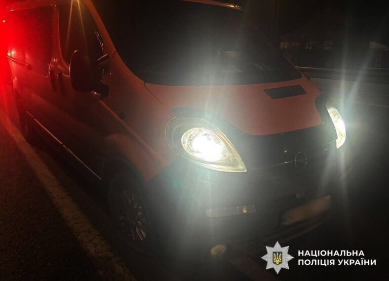 На Житомирщині попутник із ножем викрав автомобіль у водія: поліцейські оперативно затримали нападника