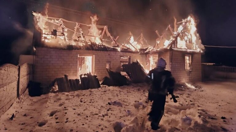 Під час гасіння пожежі у селі на Житомирщині рятувальники виявили тіло чоловіка