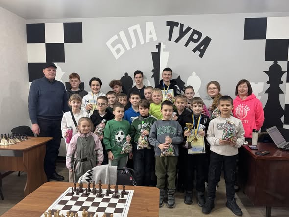 Медалі, солодощі й шахові баталії: різдвяний турнір для дітей у «Білій турі»