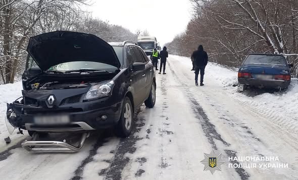 У Бердичівському районі в ДТП травмовано двох пасажирів: поліцейські встановлюють обставини